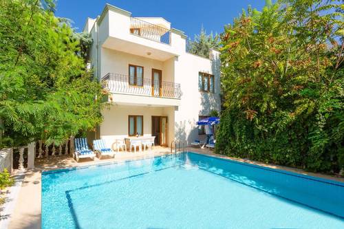 Limyros Ortak Havuzlu Villa