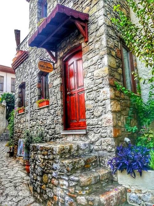 Two Stone Homes (Metis)