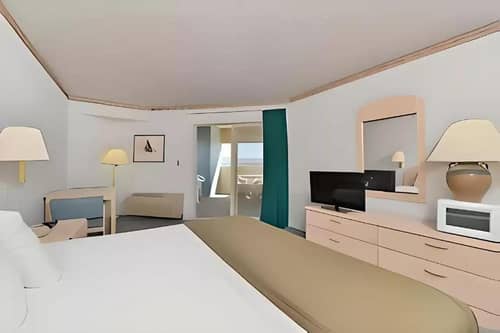 Econo Lodge Inn & Suites