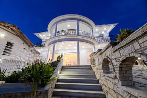 Christina Apartments