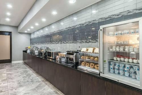 La Quinta Inn & Suites Arlington North 6 Flags Dr