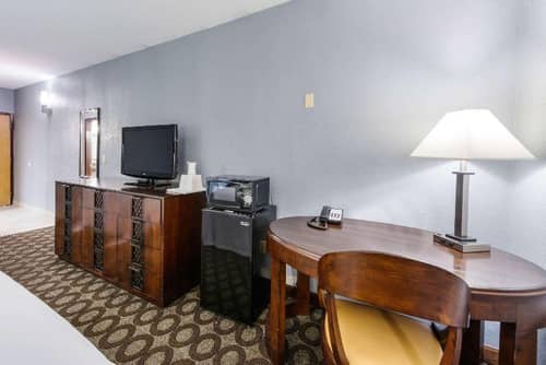 Econo Lodge Inn & Suites