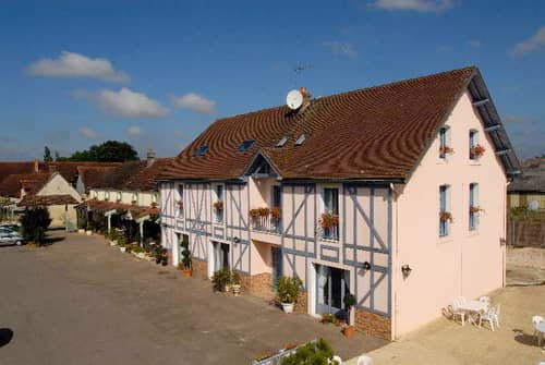 Logis Hotel Aux Maisons
