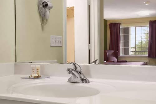 Howard Johnson by Wyndham Grand Prairie Lone Star