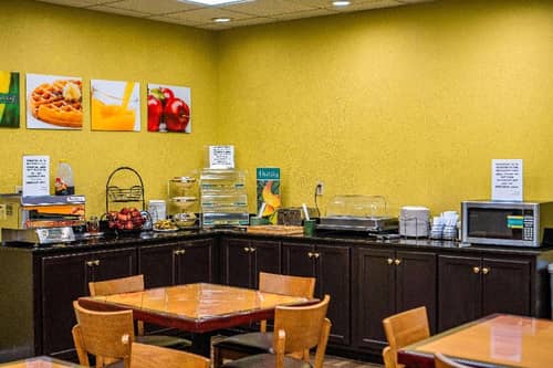 Quality Inn & Suites Near Six Flags - Austell