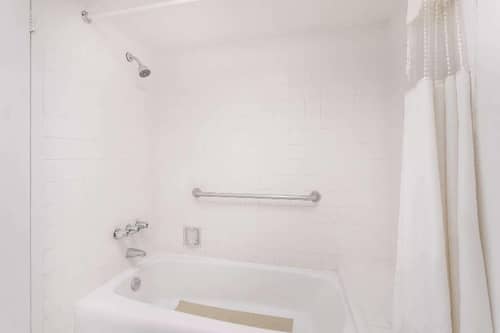 Howard Johnson by Wyndham Commerce GA