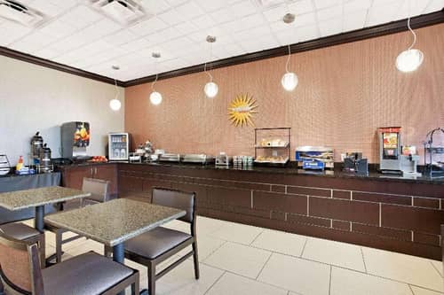 La Quinta Inn & Suites Indianapolis Downtown