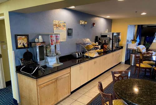 Days Inn & Suites by Wyndham Pryor