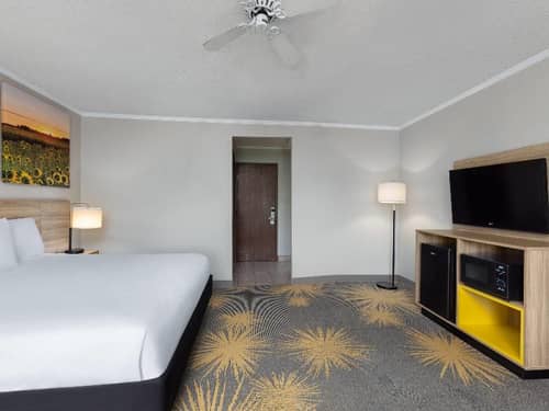 Days Inn & Suites by Wyndham Kansas City South