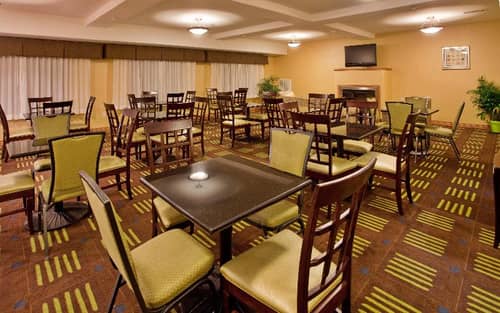 Holiday Inn Express Hotel & Suites Kansas City Spo