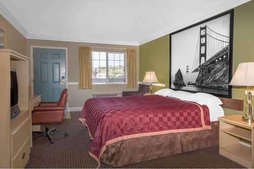 Super 8 by Wyndham Hayward Downtown