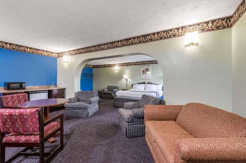 Days Inn &Suites by Wyndham Youngstown/Girard Ohio