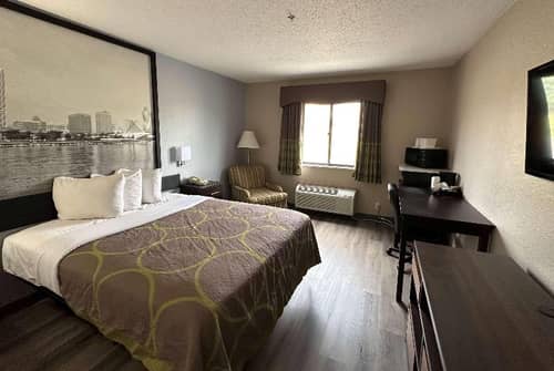 Super 8 by Wyndham Green Bay I-43 Bus. Park