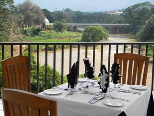 Oak-Ray Regency Hotel