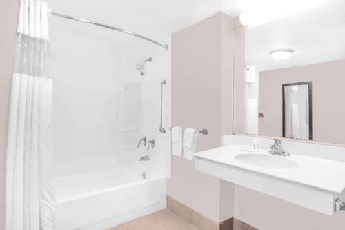 Super 8 by Wyndham Austell/Six Flags