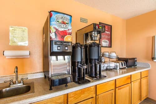 Econo Lodge & Suites