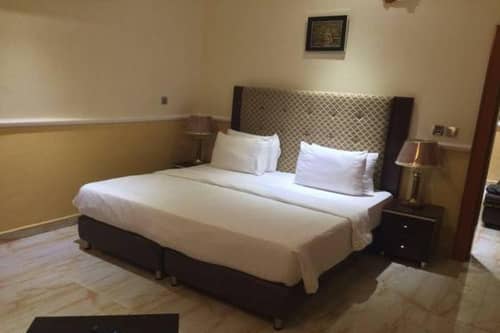 B's Hive Hotel & Suites