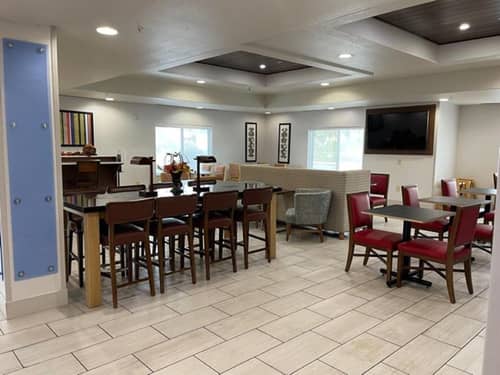 Holiday Inn Express and Suites Lewisburg