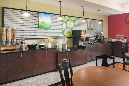 La Quinta Inn Suites By Wyndham Union City