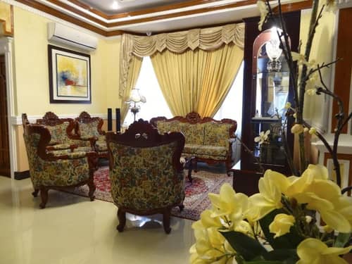 The Executive Villa Inn Suites