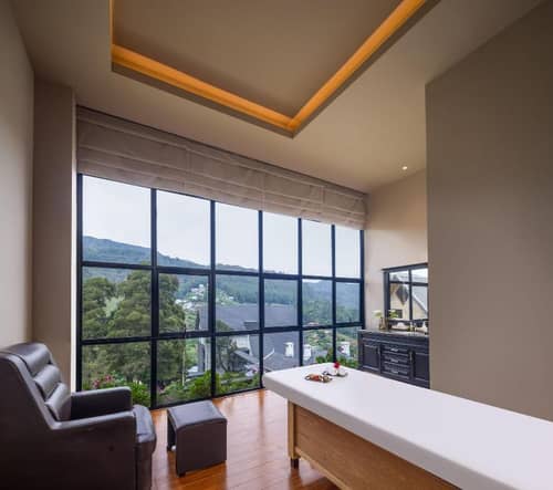 The Golden Ridge Hotel