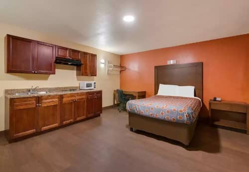 Rodeway Inn & Suites East