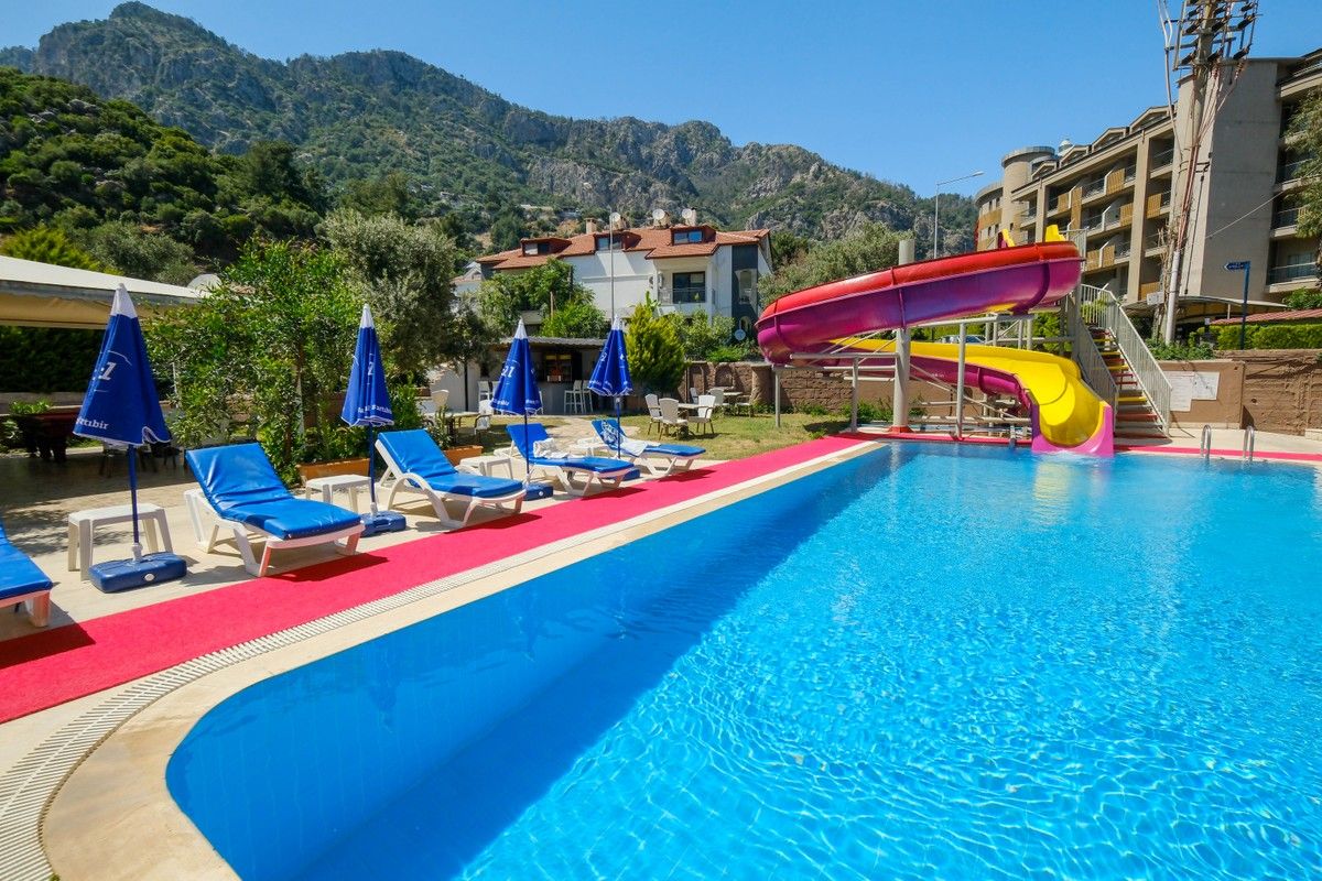 Zeus Turunç Otel