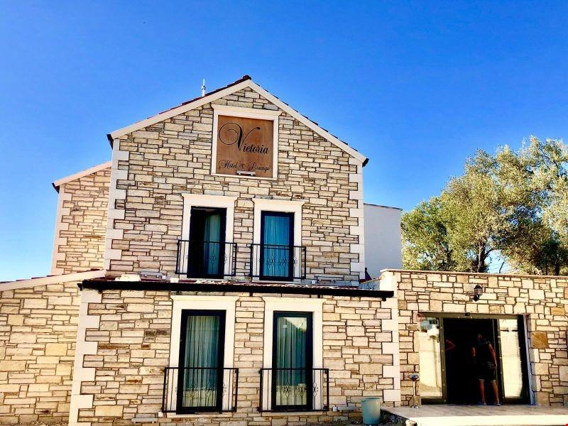 Victoria Hotel & Lounge