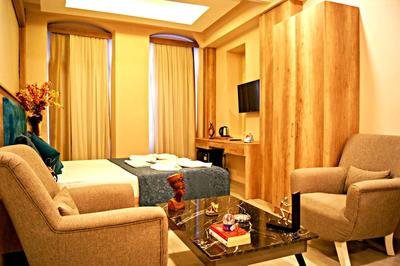 Destinia Pera Suites