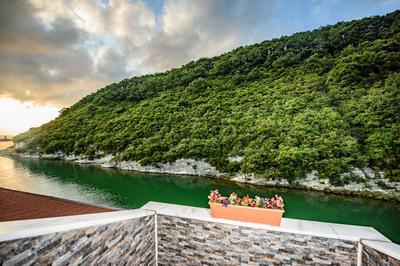 Hill River Hotel