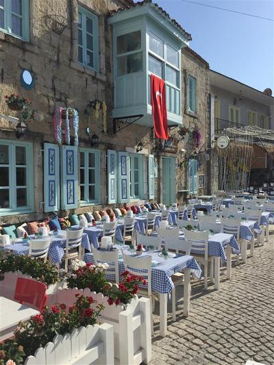 Saki Alaçatı Otel & Meyhane