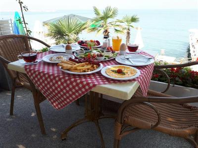 Kırmızı Otel