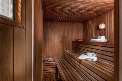 Broadway Hotel & Suites