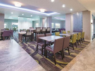 La Quinta Inn & Suites Arlington North 6 Flags Dr