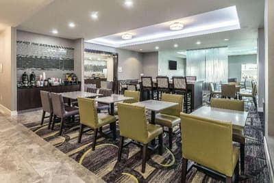 La Quinta Inn & Suites Arlington North 6 Flags Dr