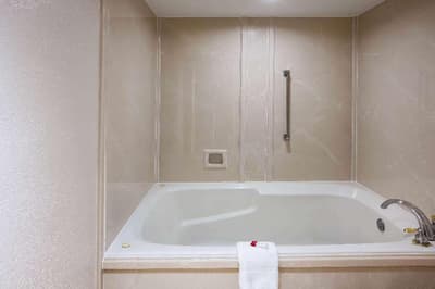 Days Inn & Suites by Wyndham Tyler