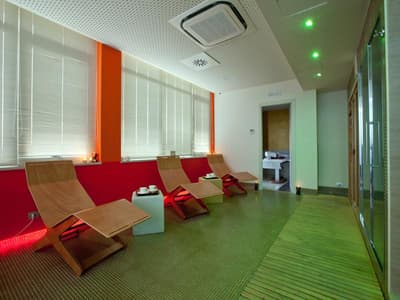 Breaking Business Hotel