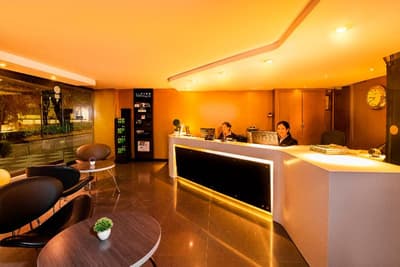 Lloyds Apartsuites Parque 93