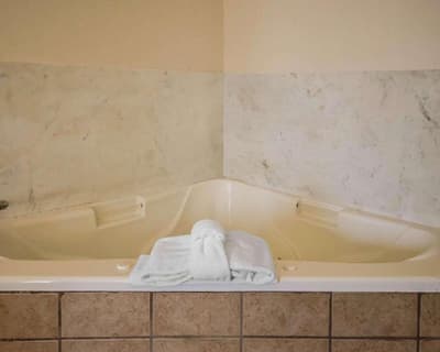 Quality Suites Jeffersonville Area