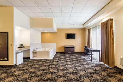 Quality Suites Milwaukee Airport