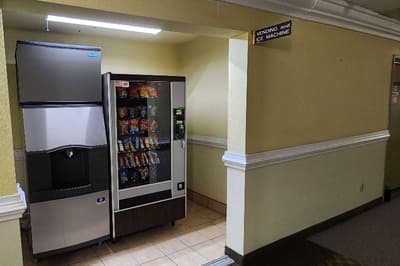 Super 8 by Wyndham Temple I-35