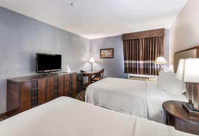 Econo Lodge Inn & Suites