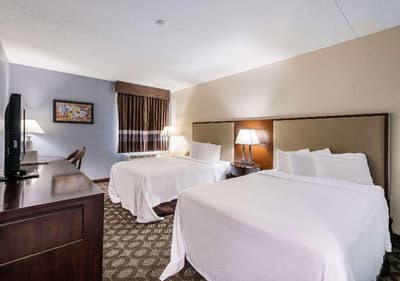 Econo Lodge Inn & Suites