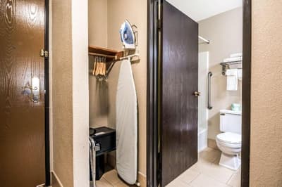 Econo Lodge Mississippi River area