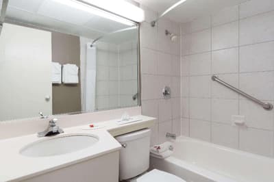 Days Inn & Suites by Wyndham Columbus East Airport