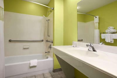 Howard Johnson by Wyndham Grand Prairie Lone Star