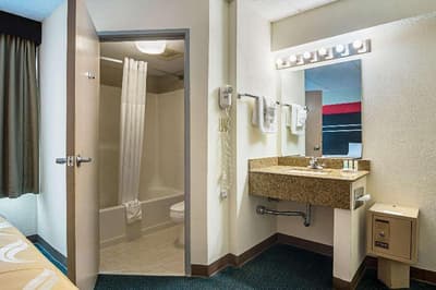 Quality Suites Atlanta Airport East
