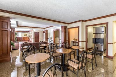 Econo Lodge At Six Flags