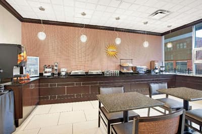 La Quinta Inn & Suites Indianapolis Downtown