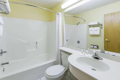 Days Inn & Suites by Wyndham Pryor